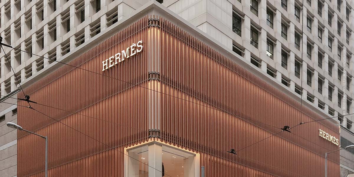 hermès-tasche-schuhe-guertel-tuch-luxus-store-london-city-shopping-hochhaus