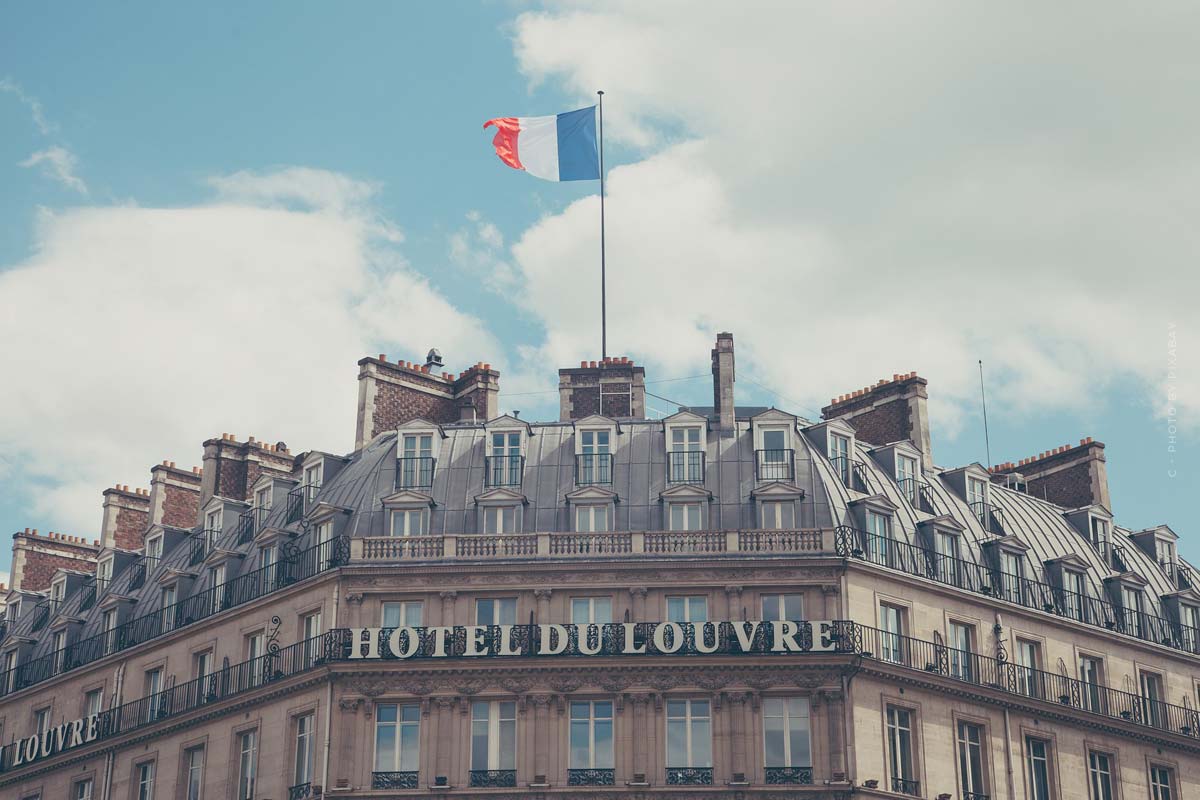 hotel-paris-louvre-skyline-gebäude-straße