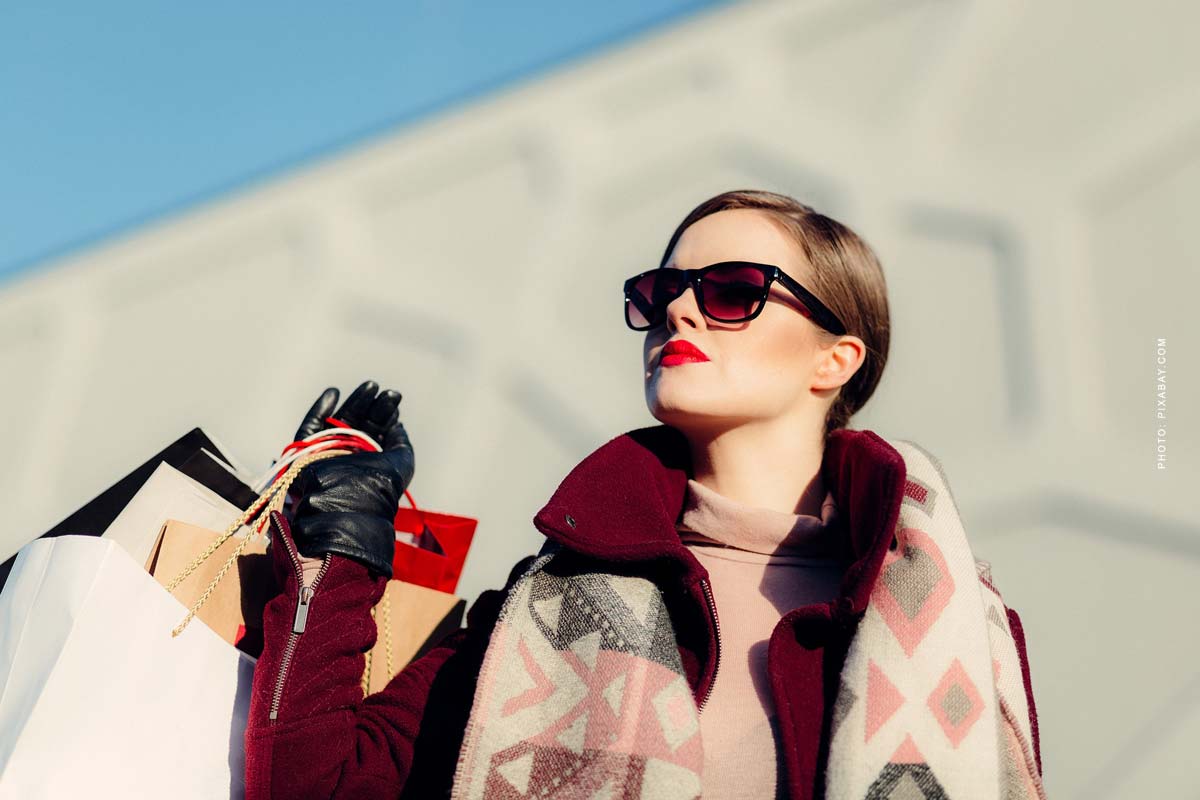alexander-mc-queen-fashion-shopping-frau-luxus-mode-sunglasses-shoppingbags