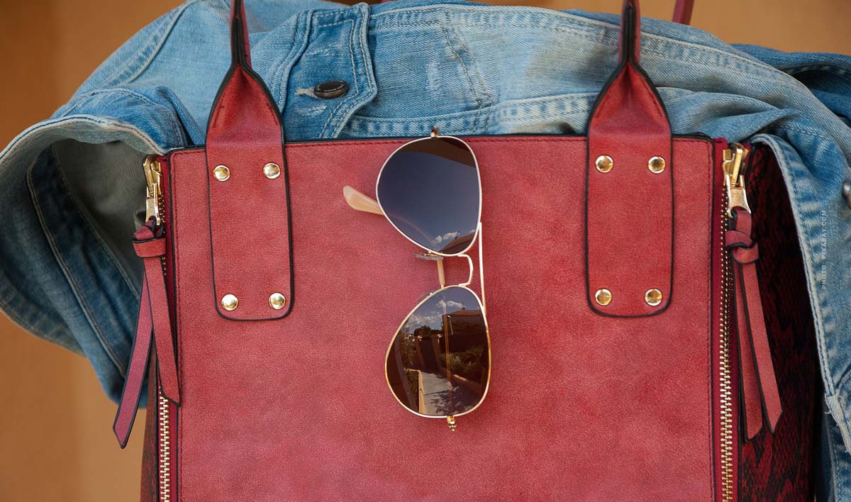 longchamp-luxury-bag-red-woman-sunglasses-jeans-jacket-brand-story-rot-damen-handtasche-tasche-jeans-jacke-sonnenbrille