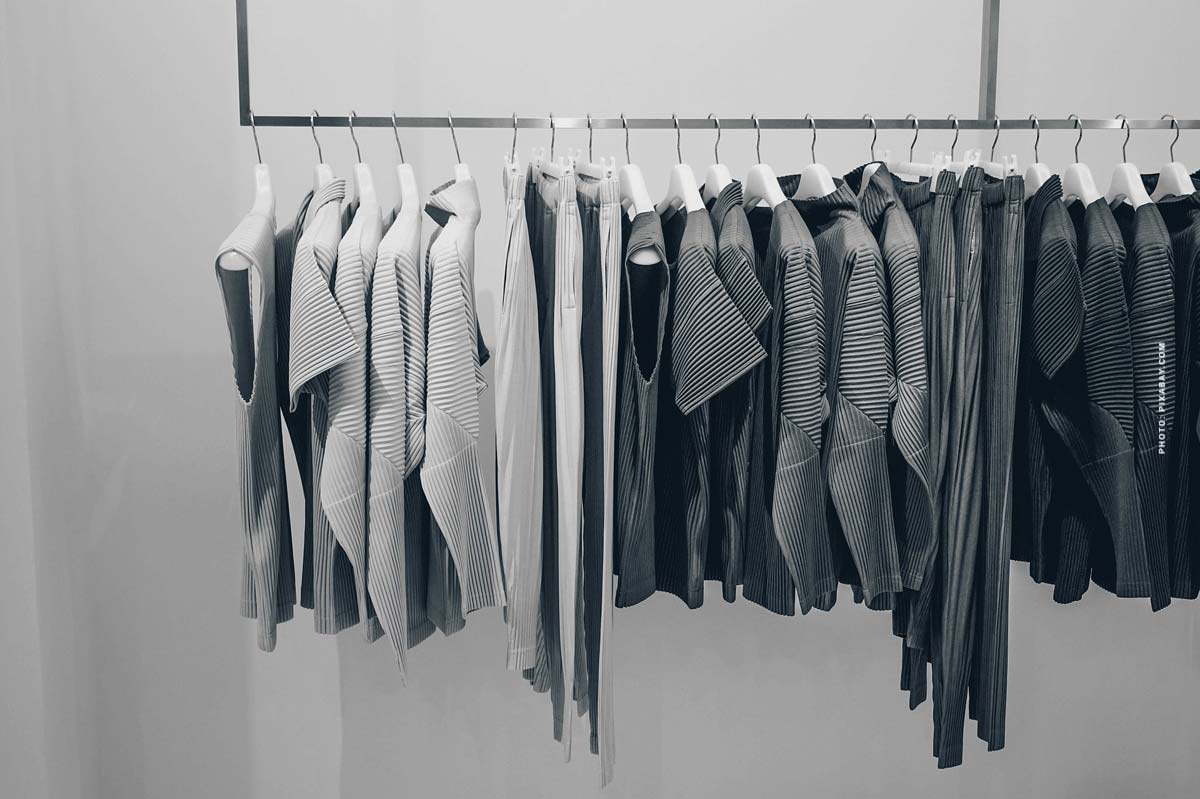 rickownes-kleiderstange-fashion-black-white-gerippt-mode-shirts-pullover-hosen-monochrome