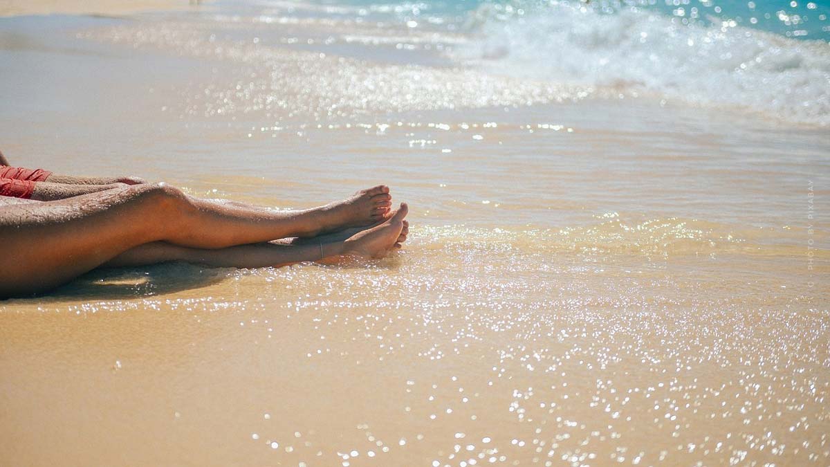 Fußpflege-Fußmassage-Fuße-Meer-Strand-Wasser-Sommer-Urlaub-Liegen-Massieren
