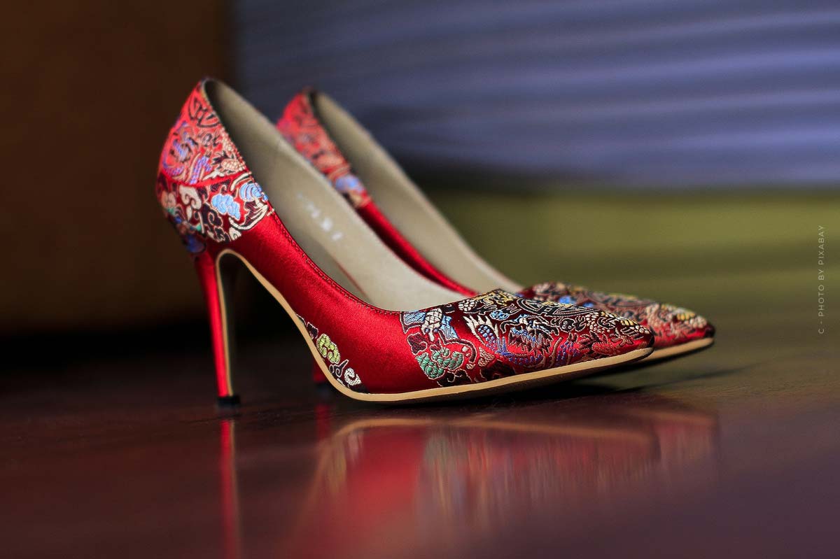 manolo-blahnik-shoes-schuhe-red-rot-muster-pattern-flowers-blumen-mode-fashion-designer