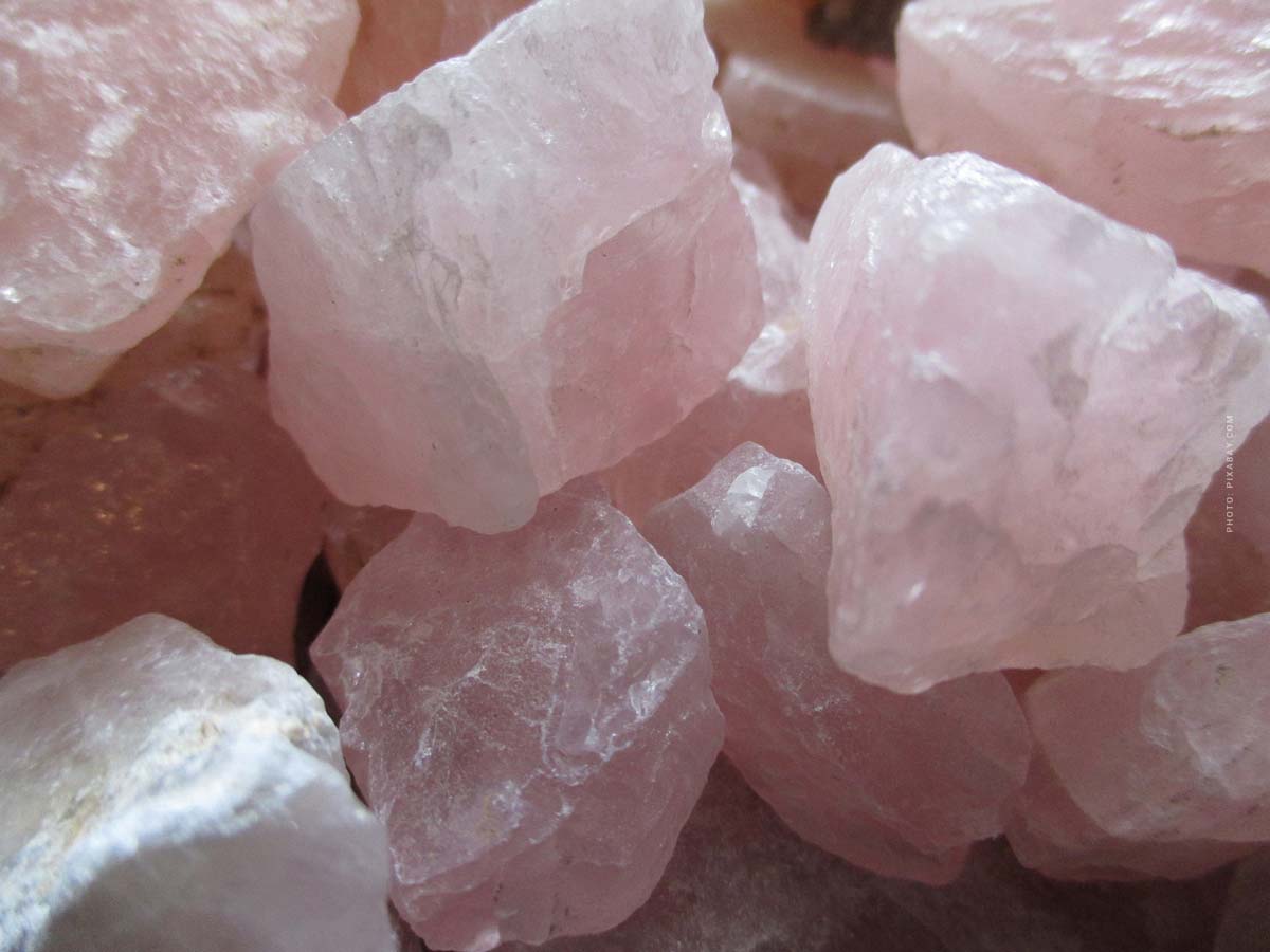 rose-quartz-kosmetik-guasha-stein-hautpflege-straffen-jawline-massage-rosa