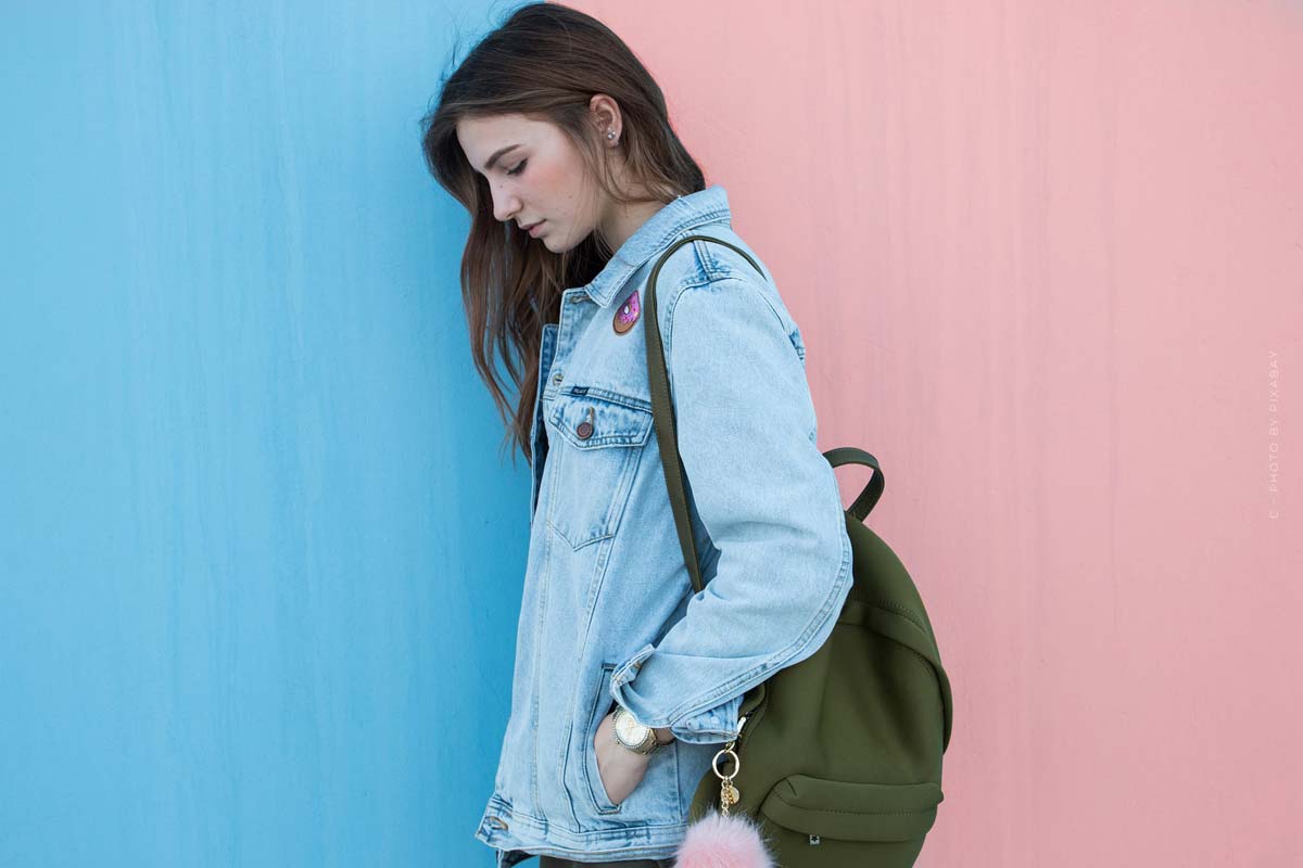 frau-wand-rosa-blau-rucksack-teen-mode