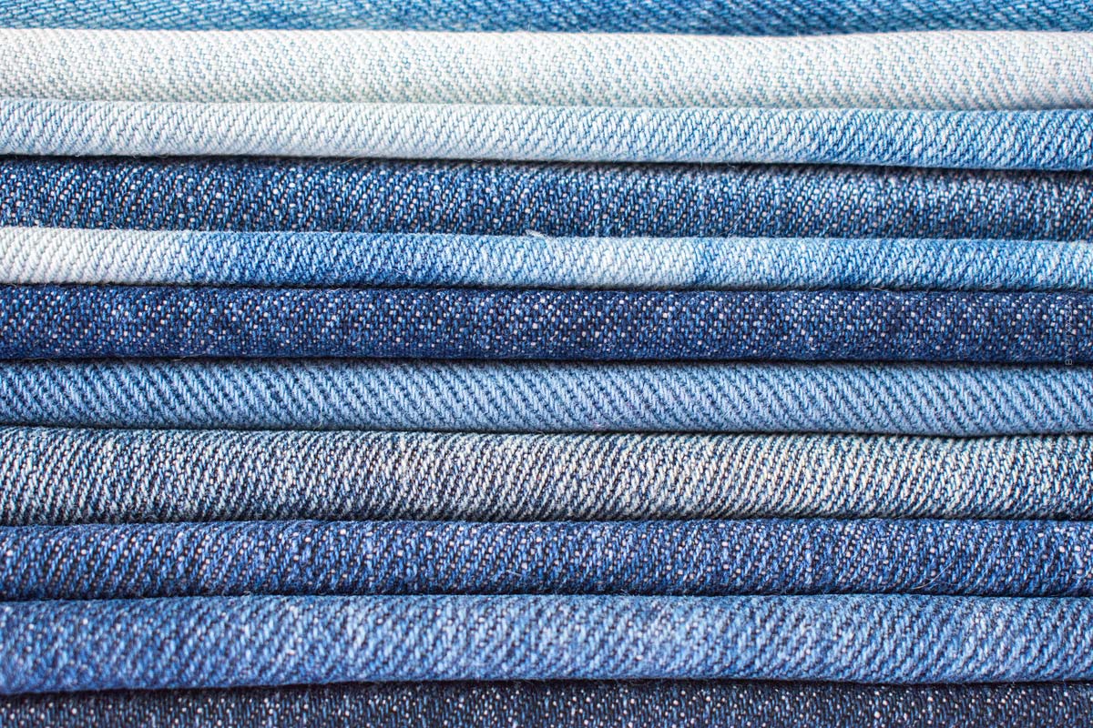 jeans-denim-blautöne-wrangler-modemarke