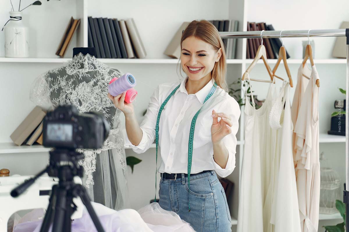 influencer-marketing-agentur-agency-werbung-young-woman-presents-new-outfit-youtube