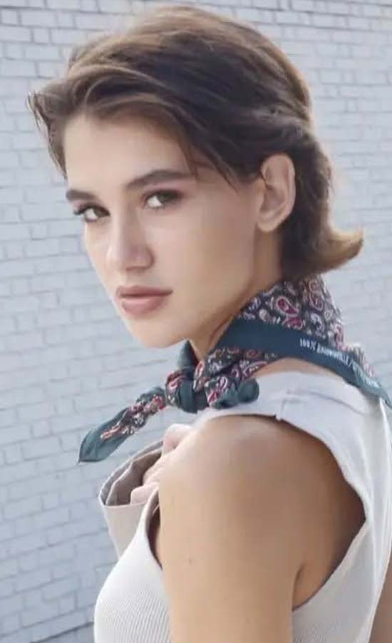 Julia Janeiro<br /><span class="model-data-overview">EU 177cm | US 5’9.5»</span>
