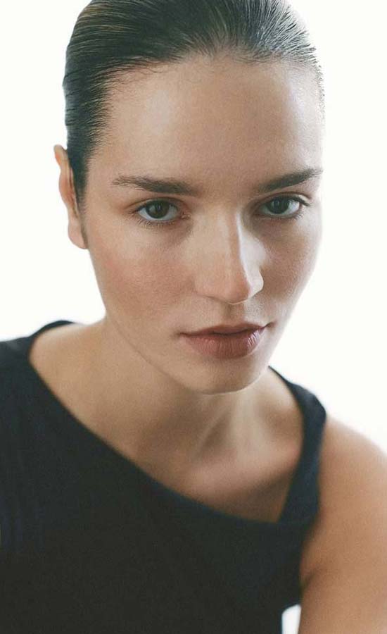 Eva Ziborova<br /><span class="model-data-overview">EU 180 cm | US 5’11»</span>